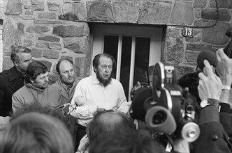 The Russian writer Alexander Solzhenitsyn has been expelled from Russia and is now staying in the house of Heinrich Böll Description: The writer speaks to the press Date: February 14, 1974 Location: G...