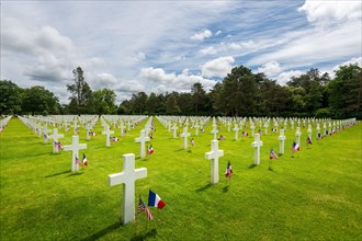 France, Calvados (14), Colleville-sur-Mer, premier cimetière militaire américain de la Seconde Guerre mondiale, croix en marbre blanc où reposent les