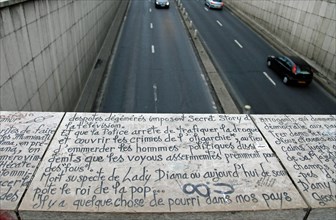 Writing, in French, on the bridge over the underpass where Princess Diana, together with Dodi Fayed, died on 31 August 1997