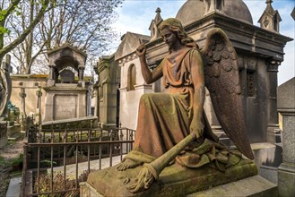 Engel  auf dem Pariser Friedhof Cimetiere de Montmartre Paris, Frankreich  | angel statue  on Montmartre Cemetery, Paris, France