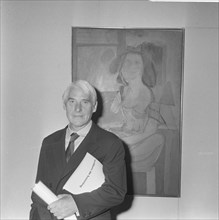 Award of the Language Prize 1968 to Willem de Kooning  Willem de Kooning poses for one of his paintings Date: 19 september 1968 Location: Amsterdam, Noord-Holland Keywords: portraits, paintings, paint...