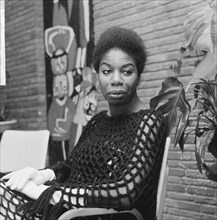 Portrait of American singer Nina Simone who will appear on television at Christmas Date: December 14, 1965 Keywords: portraits, singers Personal name: Simone, Nina