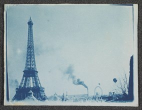 Gezicht op terrein van de Exposition Universelle met Tour Eiffel, Parijs 1900 View the site of the Exposition Universelle with smoking chimney, big wheel, airships and Tour Eiffel, 1900. Manufacturer ...