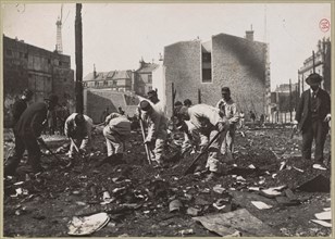 SEARCH in the rubble of FIRE THE BAZAAR OF CHARITY 23 RUE JEAN GOUJON, 8TH DISTRICT. Recherche dans les décombres de l'incendie du bazar de la Charité, 23, rue Jean-Goujon, Paris (VIIIème arr.). 1897....