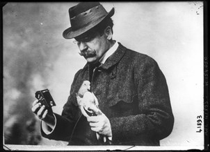 Julius Neubronner with pigeon and camera 1914.