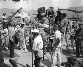 JOSEPH COTTEN Director ROBERT ALDRICH KIRK DOUGLAS and ROCK HUDSON on set location candid in Mexico with Movie Crew during filming of THE LAST SUNSET 1961 director ROBERT ALDRICH novel Howard Rigsby s...