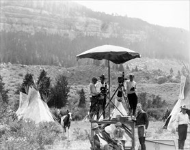 Director W.S. VAN DYKE (seated) Cinematographer CLYDE DE VINNA with Camera Crew and TIM McCOY on set location candid in Wyoming during filming of WAR PAINT 1926 director W.S. VAN DYKE Metro Goldwyn Ma...