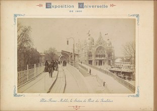 Moving treadmills at the Du Pont des Invalides station in Paris; Plate-forme Mobile, La Station du Pont des Invalides. Part of photo album with recordings of the 1900 world exhibition in Paris.
