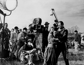 1959 : The  celebrated movie actors  JOHN WAYNE  in a pubblicitary shot for the movie  THE HORSE SOLDIERS ( Soldati a cavallo ) by John Ford . In this photo with the director JOHN FORD and the actress...