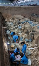 Bildnummer: 60181239  Datum: 18.07.2013  Copyright: imago/XinhuaXI AN, July 18, 2013 -- Archeological workers make a sketch map at the No.1 Pit of the Emperor Qinshihuang s Mausoleum Site Museum in X...