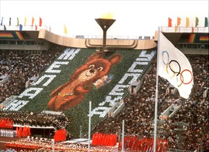 The file shows 5000 athletes forming the mascot 'Misha' with cloth during the opening ceremony for the 22nd Olympic Games at the Lenin stadium in Moscow, Sowjetunion, 19 July 1980. 5.353 athletes from...
