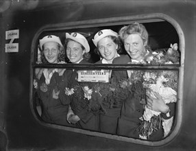 The Dutch 4 x 100 m team, Olympic champion 1948 in London. Arrival in Hoek van Holland. V.l.nr. Xenia Stad-de Jong, Nettie Witziers-Timmer, Gerda van der Kade-Koudijs and Fanny Blankers-Koen. Date: 9 ...