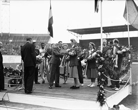 International athletics competition at the Olympic Stadium. Huldiging Fanny Blankers-Koen Date: 13 August 1948 Location: Amsterdam, Noord-Holland Keywords: athletics, athletics, honors, sports Persona...