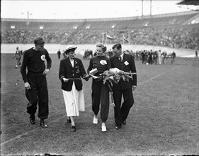 International athletics competition at the Olympic Stadium. Awards Fanny Blankers-Koen. Shirley Strickland and Fanny Blankers-Koen with flowers Date: 13 August 1948 Location: Amsterdam, Noord-Holland ...