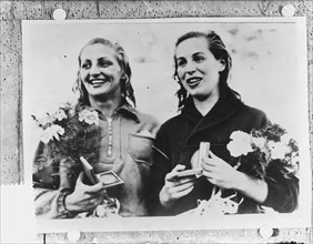 Hannie Termeulen (left), silver on the 100 m freestyle at the 1952 Olympics), right Katalin Szöke (Hungary), winner. Date: July 28, 1952 Keywords: winners, swimming Person name: Hannie Termeulen, Kata...