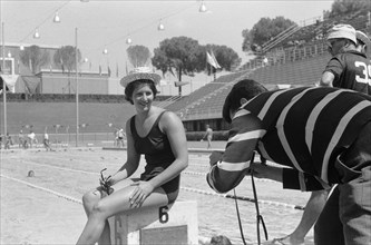 Olympic Games in Rome. Dawn Fraser poses for photographer Date: August 28, 1960 Location: Rome Keywords: sports, swimming Person Name: Fraser, Dawn