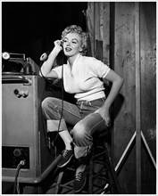 1951 , september , HOLLYWOOD , USA : The american actress MARILYN MONROE ( 1926 - 1962 ) in blue jeans during the making-of  movie CLASH BY NIGHT ( 1952 - La confessione della signora Doyle ) by Fritz...