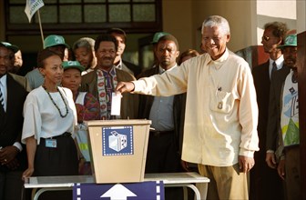 Durban 19940427 - Nelson Mandela cast hist vote on election day at the countryside close to Durban, South Africa in 1994. Mandela won the presidential election.
Foto: Ulf Berglund / SCANPIX / Kod: 334...