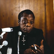 James Baldwin, berühmter amerikanischer Schriftsteller und Bürgerrechtler, Portraitaufnahme bei einer Pressekonferenz in Deutschland, circa 1968. James Baldwin, one of the most important American writ...