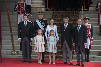 (140619) -- MADRID, June 19, 2014 (Xinhua) -- Spain s King Felipe VI (2nd L, back), Spain s Queen Letizia (3rd L, back) and Spanish Crown Princess of Asturias Leonor (1st L, front) and Spanish Princes...