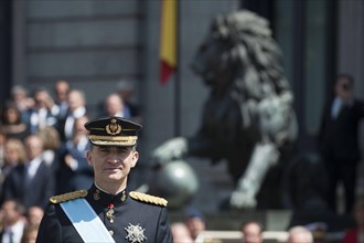 (140619) -- MADRID, June 19, 2014 (Xinhua) -- Spain s King Felipe VI parades from the Congress of Deputies to the Royal Palace in Madrid, Spain, June 19, 2014. Felipe VI was crowned on Thursday at the...