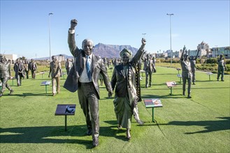 News Bilder des Tages 210524 -- CAPE TOWN, May 24, 2021 -- Bronze statues of Nelson Mandela and his wife Winnie Madikizela-Mandela are displayed at a tourist spot named The Long March to Freedom in Ca...