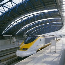 CHANNEL TUNNEL EUROSTAR EXRESS TRAIN WAITING AT THE PLATFORM OF THE LONDON WATERLOO TERMINUS 1994