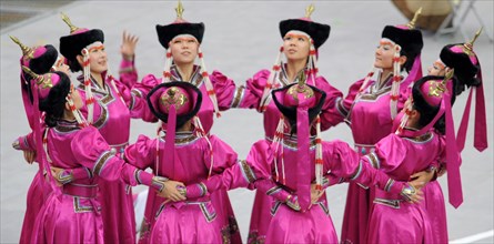 Dancers during the entertainment show prior to the Opening Ceremony of the Beijing 2008 Olympic Games at the National Stadium, known as Bird's Nest, Beijing, China 08 August 2008. ###dpa###