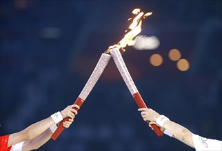 Torch bearers hand-over the flame during the Opening Ceremony of the Beijing 2008 Olympic Games at the National Stadium, known as Bird's Nest, Beijing, China, 08 August 2008. Foto: MARCUS BRANDT (c) d...