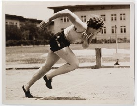 Eileen Wearne training at Manual Arts High School, Los Angeles, 1932 / photographer unknown