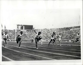 Oct. 19, 1964 - OLYMPIC GAMES IN TOKYO. WOMEN'S 100 METRES FINAL. PHOTO SHOWS:- Wyomia Tyus, of USA 217-third from left , winni