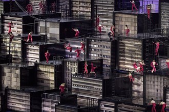 Rio de Janeiro, RJ, Brazil. 5th Aug, 2016. XXXI OLYMPIC GAME OPENING CEREMONY: Performers participate in the opening ceremony at Maracana Stadium during the 2016 Rio Summer Olympics games. Credit:  Pa...