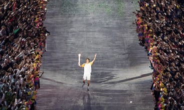 Rio de Janeiro, RJ, Brazil. 5th Aug, 2016. XXXI OLYMPIC GAME OPENING CEREMONY: Olympic torchbearer acknowledges fans inside of Maracana Stadium during the 2016 Rio Summer Olympics games. Credit:  Paul...