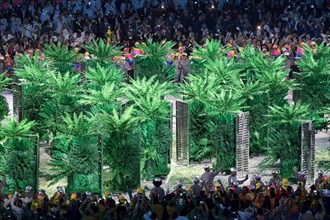 Rio de Janeiro, RJ, Brazil. 5th Aug, 2016. XXXI OLYMPIC GAME OPENING CEREMONY: Performers participate in the opening ceremony at Maracana Stadium during the 2016 Rio Summer Olympics games. Credit:  Pa...