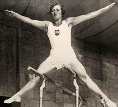 The gymnast Erna Burger, winner of the gold medal on the parallel bars. 1936 Berlin Olympic Games 26 Erna Bürger 1936