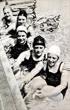 Photograph of Holland's Women's swimming team at the 1932 Olympic games. From letf to right, den Ouden, Vierdag, Ladde, Philipson-Braun and Oversloot.