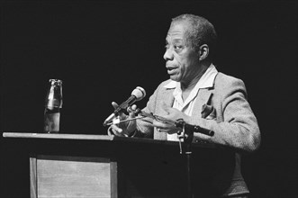 Lecture James Baldwin in the series Another Window on the World in the Bali in Amsterdam; James Baldwin during his lecture Date: December 2, 1984 Location: Amsterdam, Noord-Holland Keywords: SERIES, l...