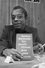 Writer James Baldwin presents new book at press conference at Americainhotel in Amsterdam Date: November 14, 1974 Location: Amsterdam, Noord-Holland Keywords: books, press conferences, Writers Persona...