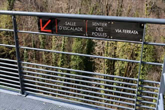 Salle d'escalade. Sentier des Poules. Via Ferrata. Panneau sur une barrière. Saint-Gervais-les-Bains. Haute-Savoie. France.