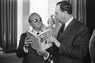 Film premiere at Du Midi, In Koelen Bloede (In Cold Blood) based on the book by Truman Capote. The author (left) shows his book, March 14, 1968, authors, cinemas, books, films, premieres, directors, w...