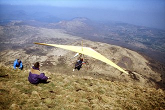 Decollo di un deltaplano al Puy de Dome in Francia