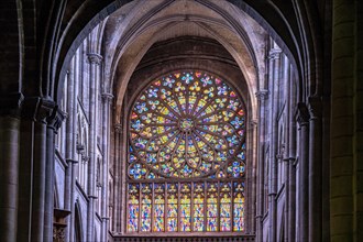 Innenraum und Rosettenfenster der Kathedrale St Vincent, Saint Malo, Bretagne, Frankreich  | Interior view of Saint-Malo cathedral showing the rose wi