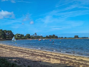 (C) Denis TRASFI / MAXPPP - France, Bretagne, Morbihan, île d'Arz (à proximité de l'Île-aux-Moines) le 22 juillet 2023 - Côte avec des petits bateaux