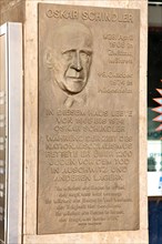 Memorial plaque at the residence of Oskar Schindler in Frankfurt a.M. between 1965 and 1974.