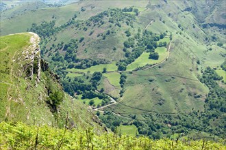 A vantage point from one of the Western Pyrenean's foothills.
Point de vue depuis l'un des contreforts de l'Ouest des Pyrénées.