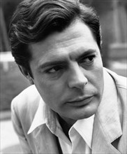 Porträt des italienischen Filmschauspielers Marcello Mastroianni (1924 - 1996).