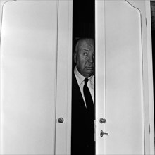 Der amerikanische Regisseur und Produzent Alfred Hitchcock bei einem Besuch in Hamburg, Deutschland 1960er Jahre. American movie