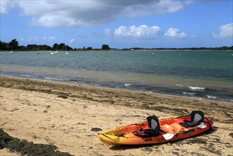 Kayak and low tide on beach at Avenue Charles de Gaulle, Ile d'Arz, Morbihan, Brittany, France