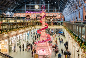 St Pancras Xmas tree is a collaboration with Lancôme, composed of 1500 perfume bottles that have been rearranged into a homage to the Eiffel Tower.