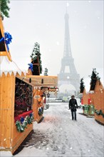 Paris, France, Winter Scene, People Walking in Snow Storm, Street Scene, Christmas Market, Marché de Noel, "Jardins du Trocadero", CHRISTMAS IN PARIS